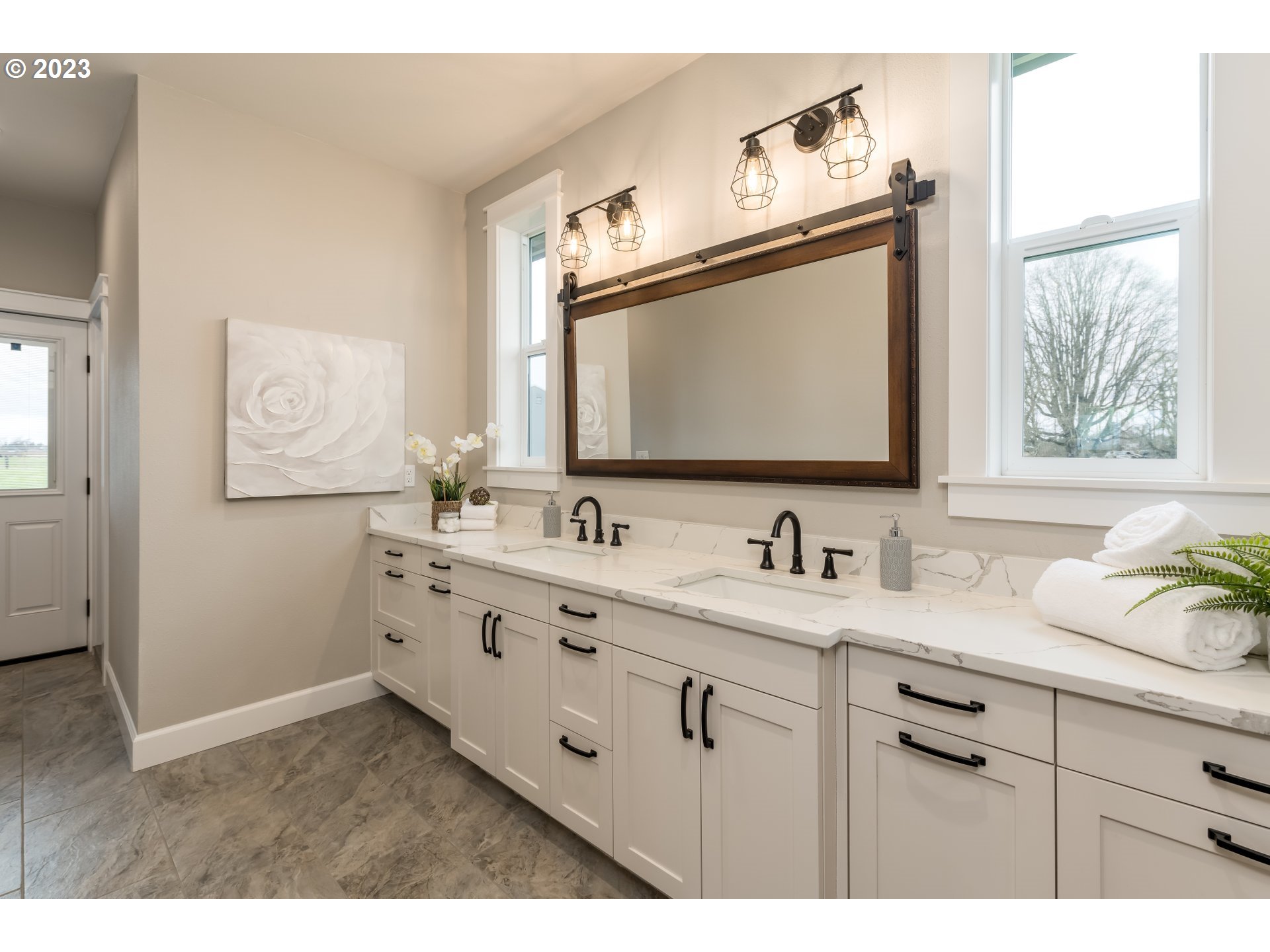 8951 South Schneider Road Canby, OR 97013 - Photo 18 of 39 a bathroom with a sink and a mirror