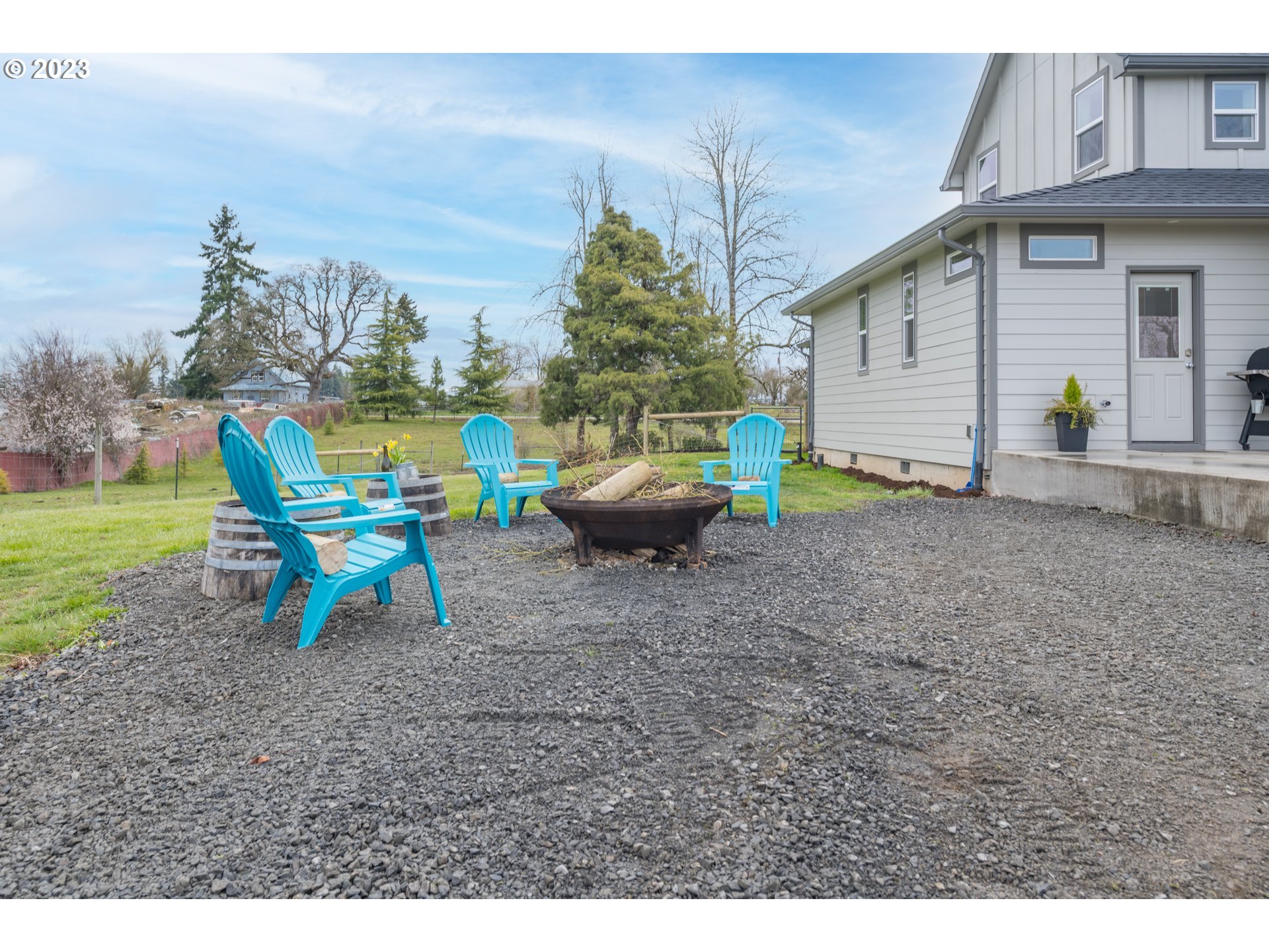 8951 South Schneider Road Canby, OR 97013 - Photo 28 of 39 a backyard of a house with table and chairs
