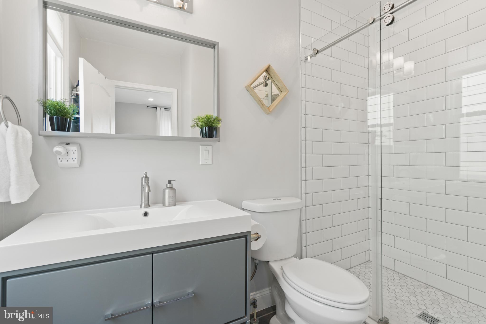 725 Roxboro Place Northwest Washington, DC 20011 - Photo 4 of 27 Gallery Image 4
