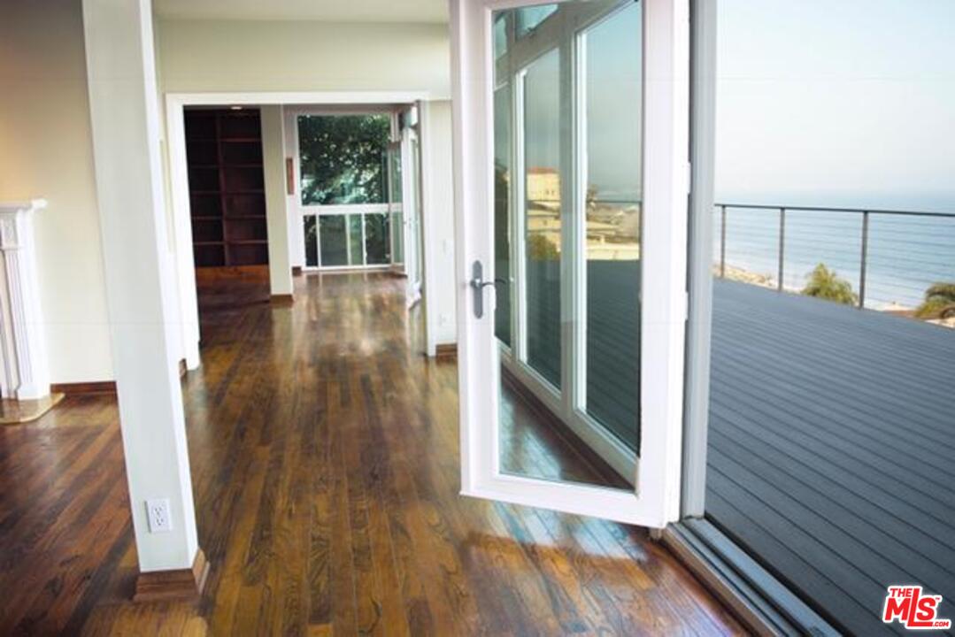 18125 Coastline Drive, Unit A Malibu, CA 90265 - Photo 6 of 9 a view of a hallway