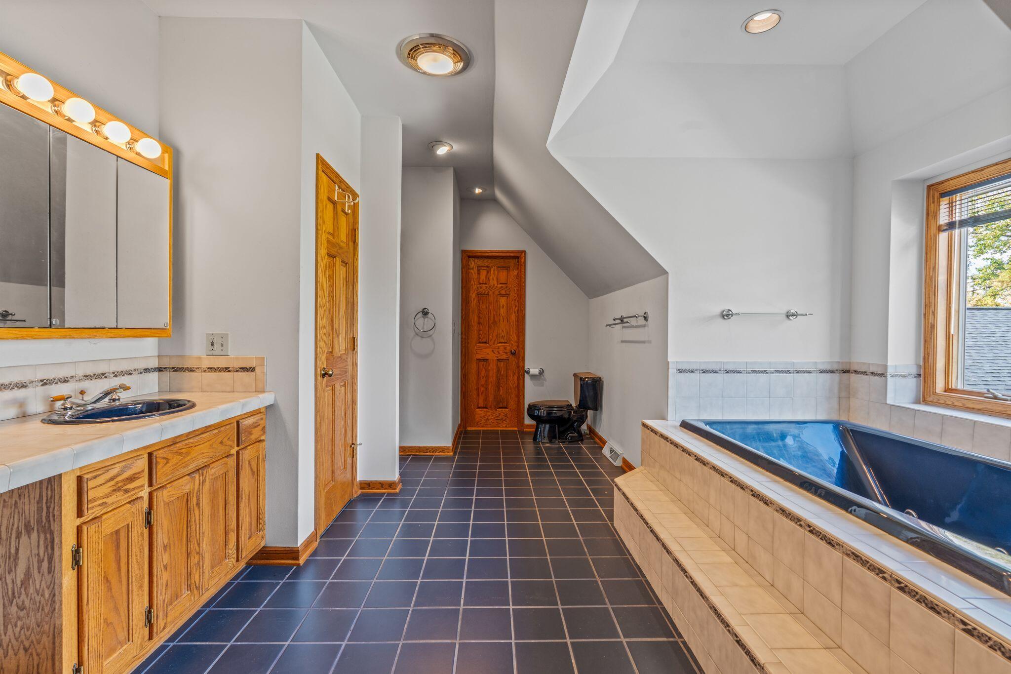 W142S7571 Freedom Avenue Muskego, WI 53150 - Photo 16 of 33 Primary Bath