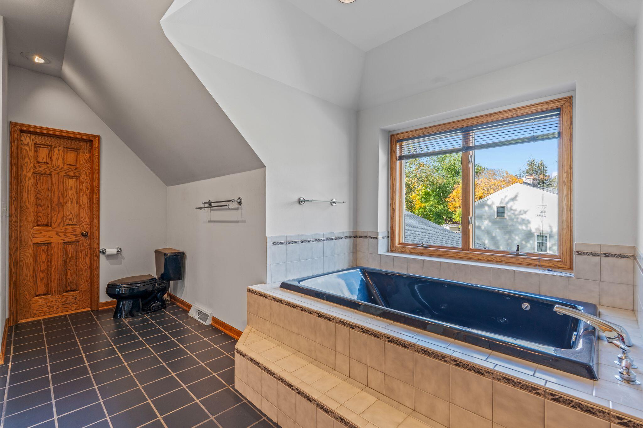 W142S7571 Freedom Avenue Muskego, WI 53150 - Photo 17 of 33 Primary Bath