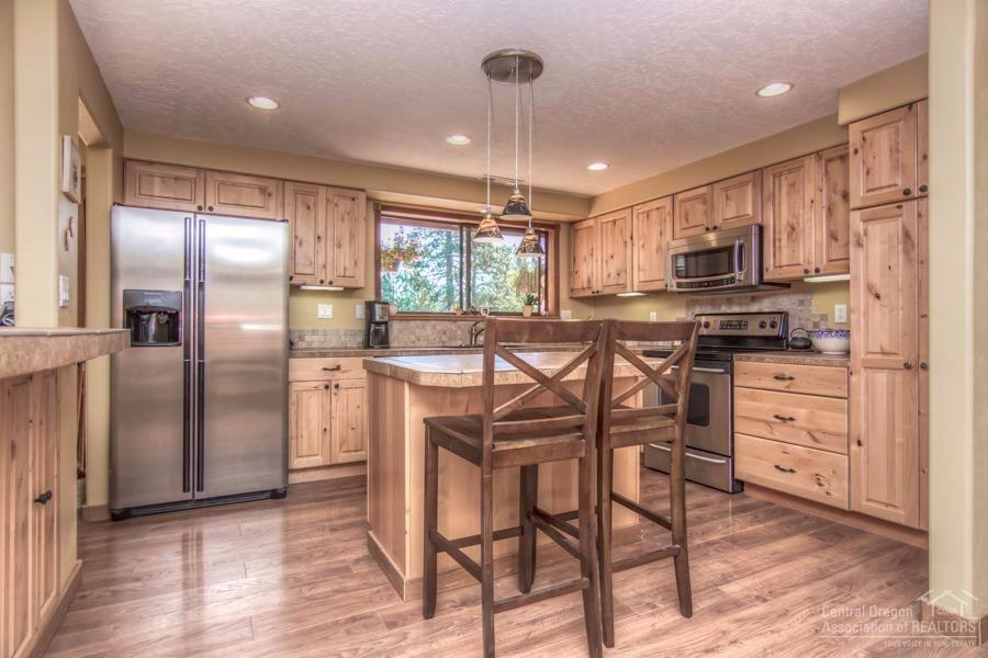 60301 Woodside Loop Bend, OR 97702 - Photo 2 of 22 Gorgeous Kitchen Cabinetry