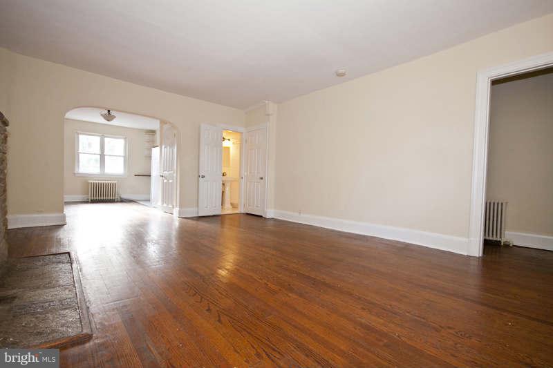 10 York Road Baltimore, MD 21218 - Photo 3 of 13 Living Room