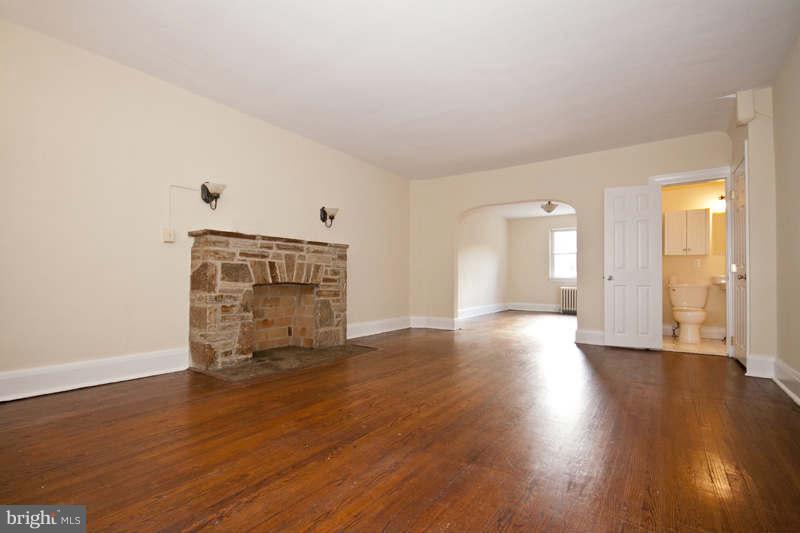 10 York Road Baltimore, MD 21218 - Photo 4 of 13 Living Room
