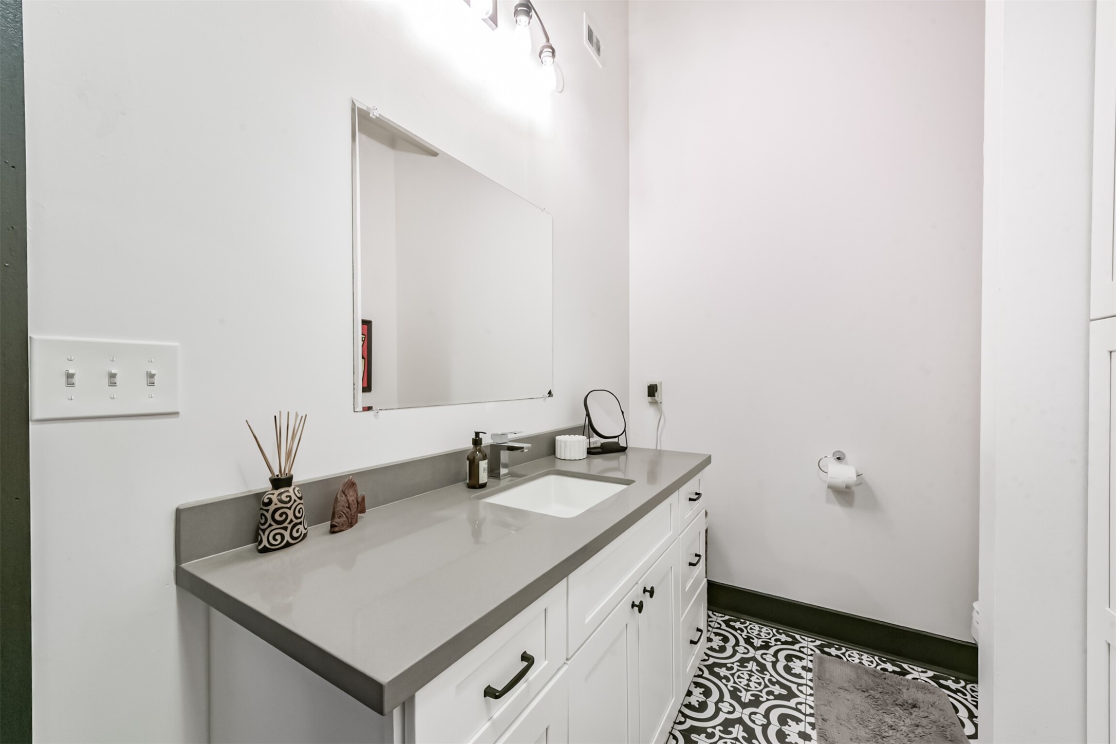 705 Main Street, Unit 321 Houston, TX 77002 - Photo 16 of 39 a bathroom with a sink and a mirror