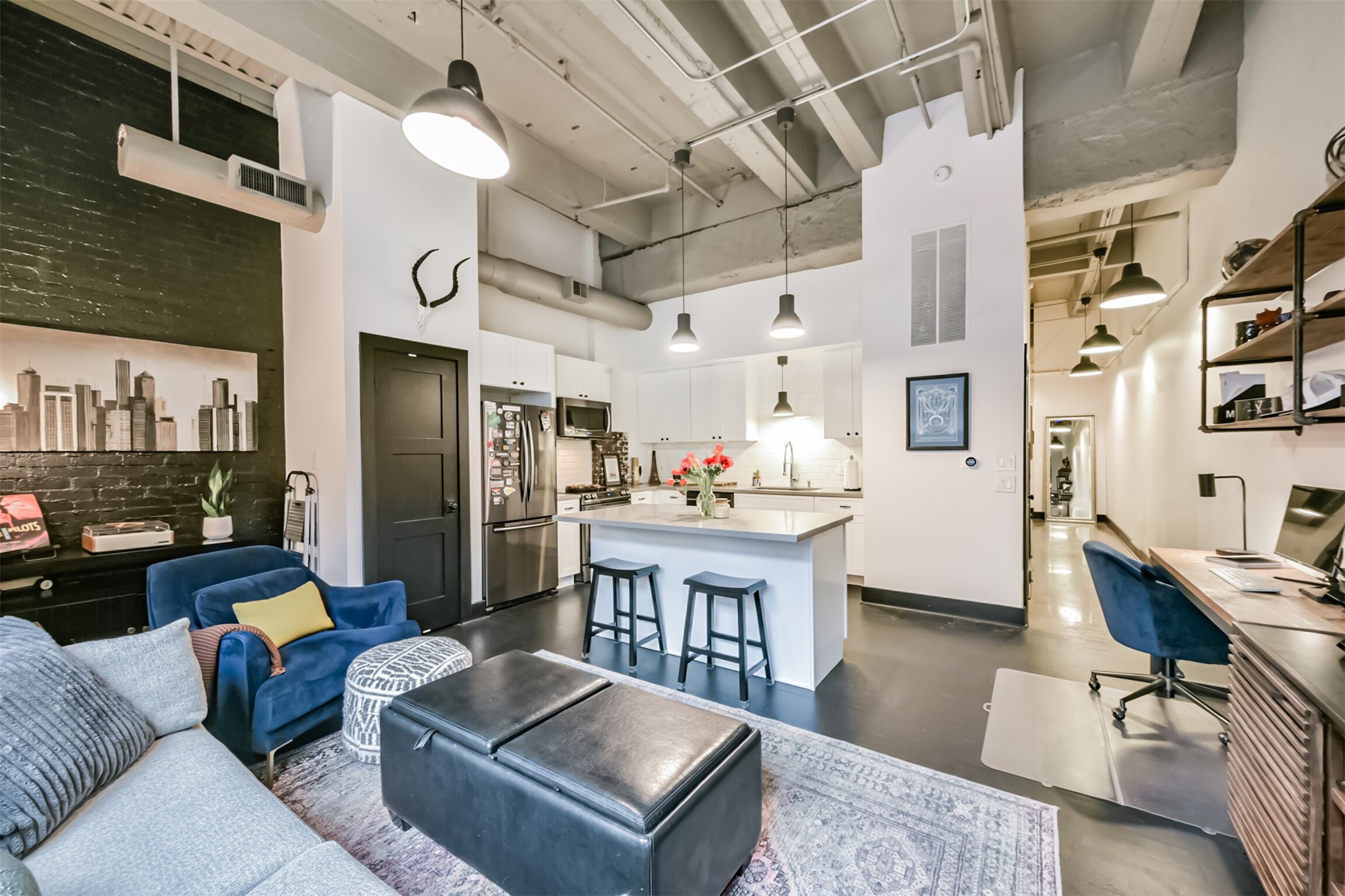 705 Main Street, Unit 321 Houston, TX 77002 - Photo 30 of 39 a living room with furniture and a kitchen view