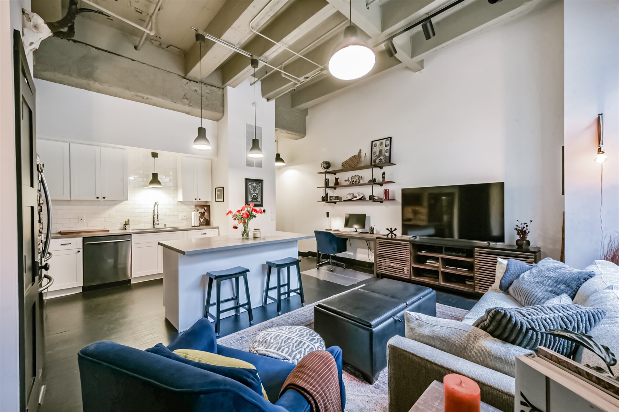 705 Main Street, Unit 321 Houston, TX 77002 - Photo 32 of 39 a living room with furniture and a flat screen tv