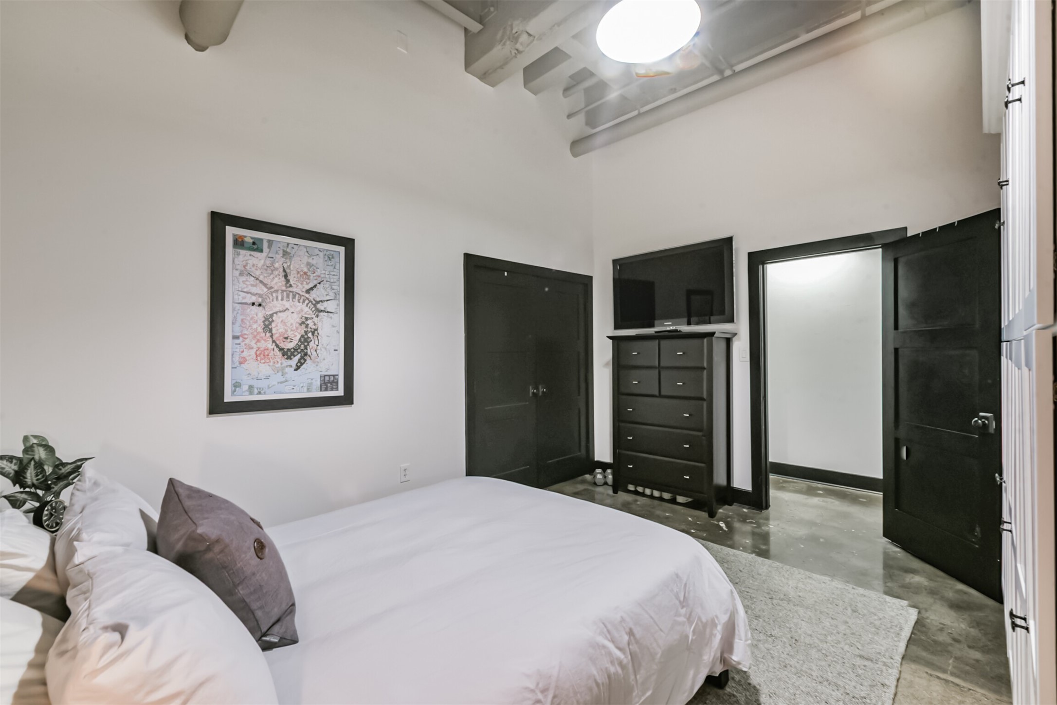 705 Main Street, Unit 321 Houston, TX 77002 - Photo 10 of 39 a bedroom with a bed and a television