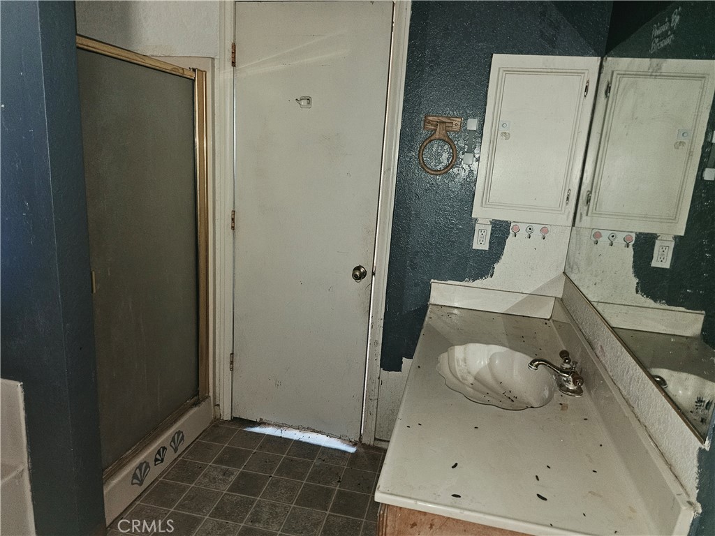30423 Desert View Road Lucerne Valley, CA 92356 - Photo 15 of 19 Ensuite bathroom view 2