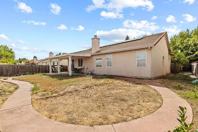 a view of a house with a backyard