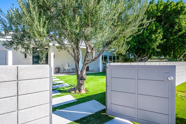 a view of a backyard