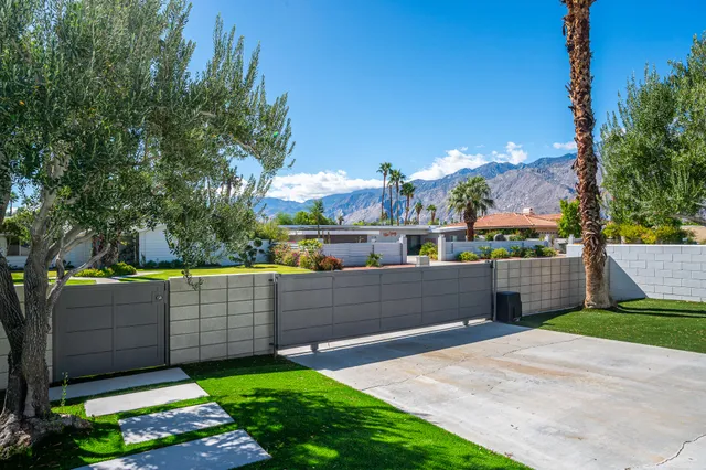 a view of a backyard