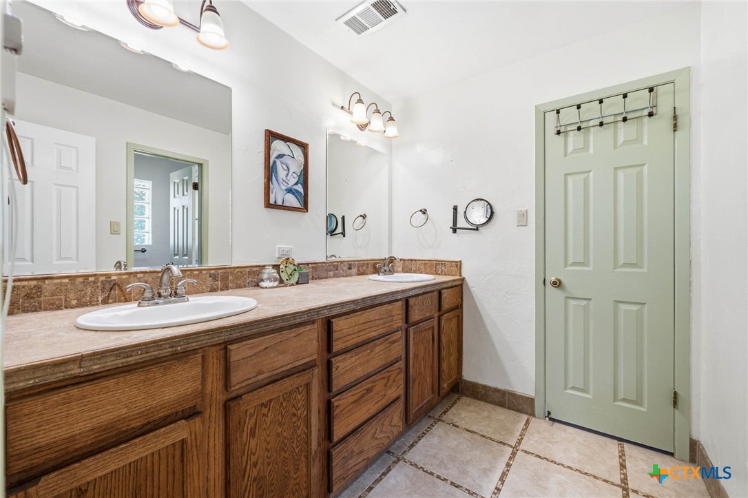 888 Shanklin Road Belton, TX 76513 - Photo 22 of 48 Full Bathroom