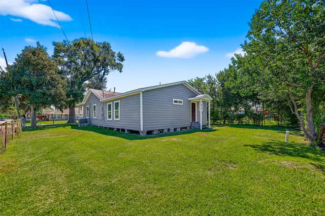 a view of a house with backyard