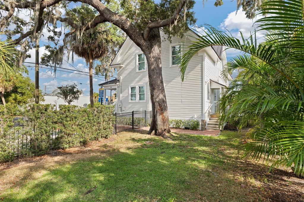 4 West Orange Street Tarpon Springs, FL 34689 - Photo 34 of 39 a backyard of a house with table and chairs