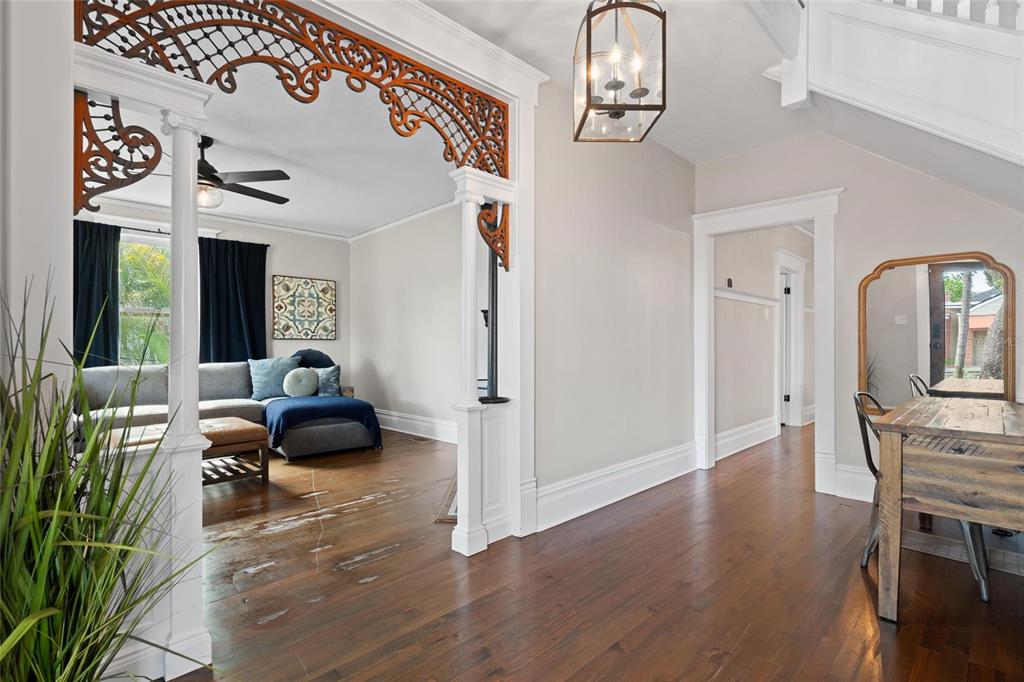 4 West Orange Street Tarpon Springs, FL 34689 - Photo 10 of 39 a living room with furniture