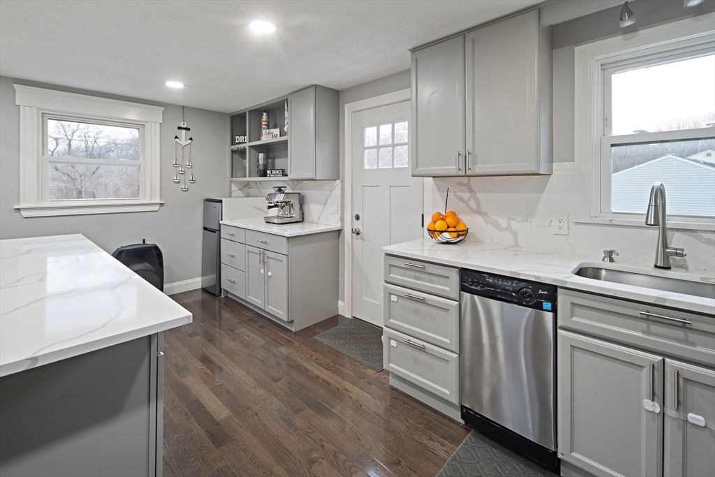 2 Finch Lane Gloucester, MA 01930 - Photo 4 of 20