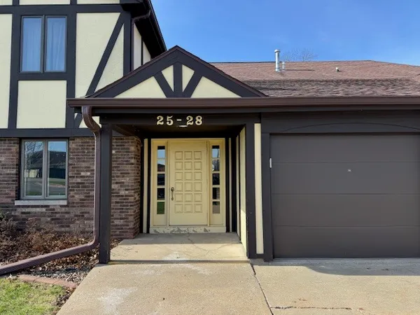 $142,500 | 25 Crystal Court, Unit D1, Pontiac, IL 61764