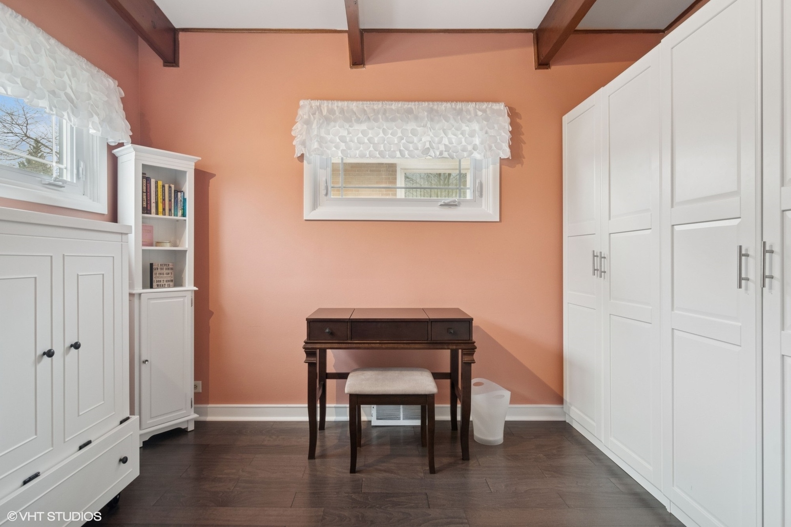 1505 Good Avenue Park Ridge, IL 60068 - Photo 10 of 19 a room that has a table and chair