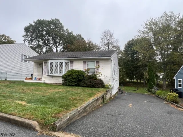a view of a house with backyard and garden