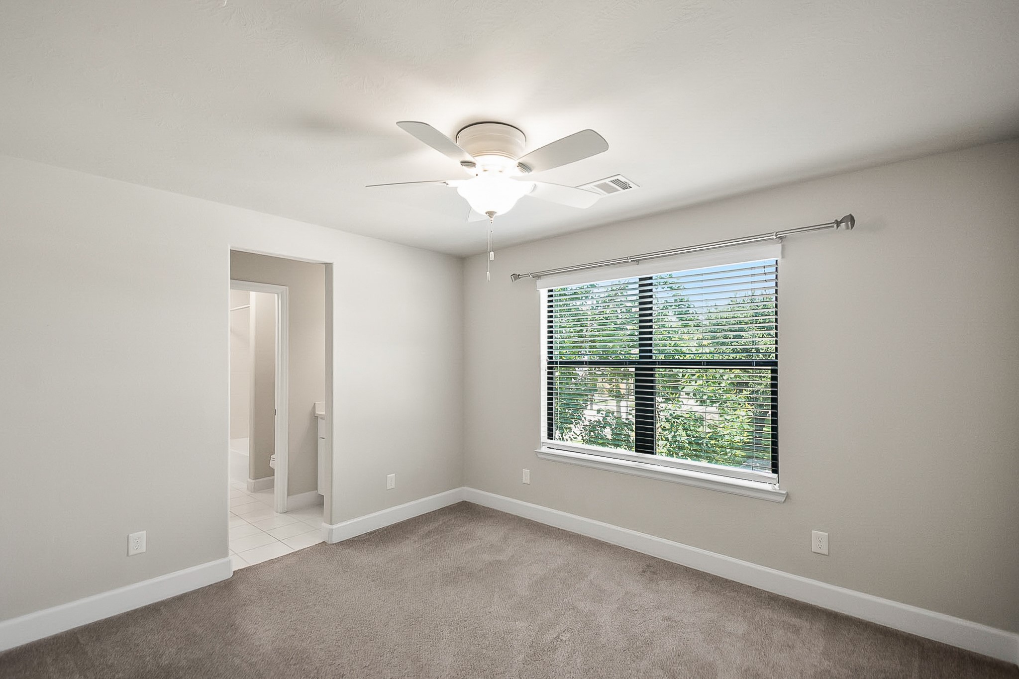 5328 Larkin Street Houston, TX 77007 - Photo 15 of 27 Comfortable secondary bedroom complete with a walk-in closet and direct access to the shared Jack-and-Jill bathroom.