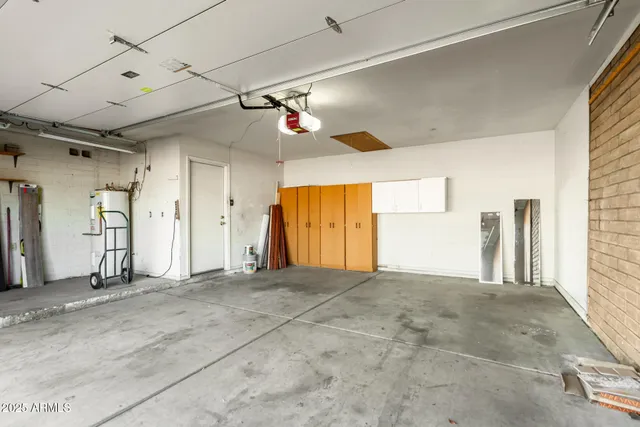 a view of empty room with a ceiling fan