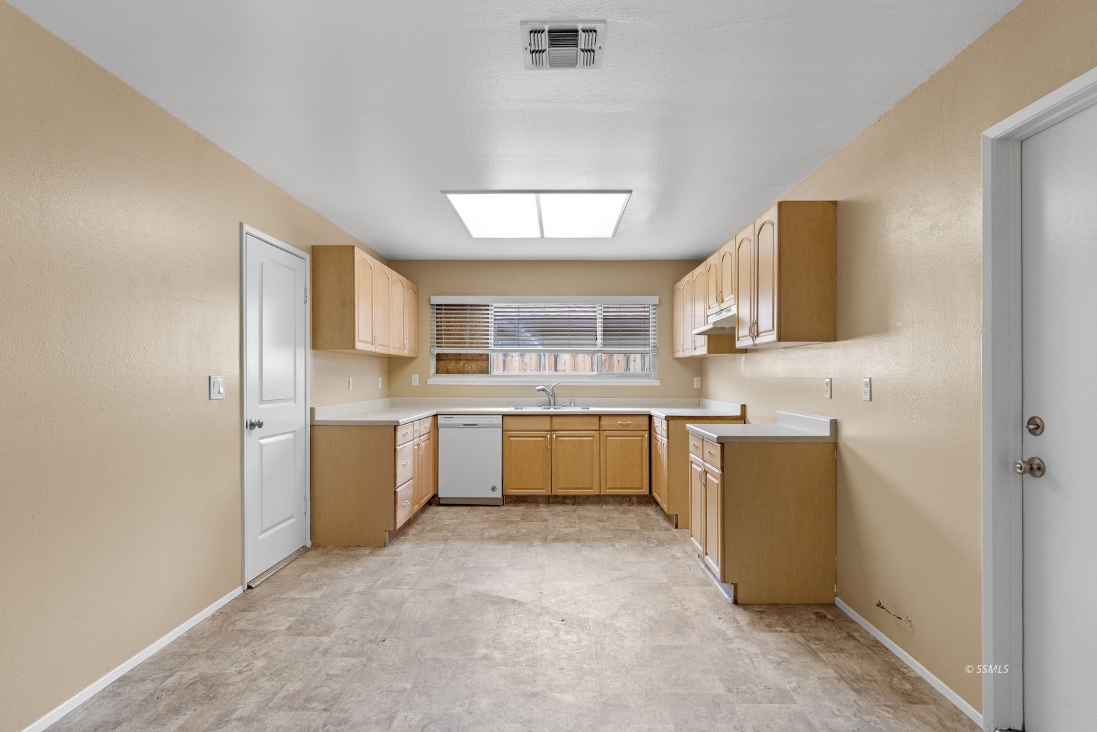 325 South Lincoln Street Ridgecrest, CA 93555 - Photo 11 of 35