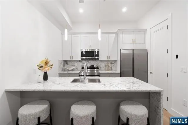 $2,375 | 491 Broadway, Unit 402, Bayonne, NJ 07002