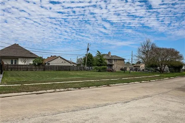 $69,999 | 309 Cougar Drive, Arabi, LA 70032