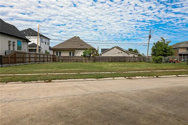 $69,999 | 309 Cougar Drive, Arabi, LA 70032