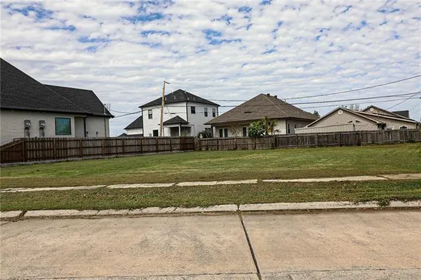 $69,999 | 309 Cougar Drive, Arabi, LA 70032