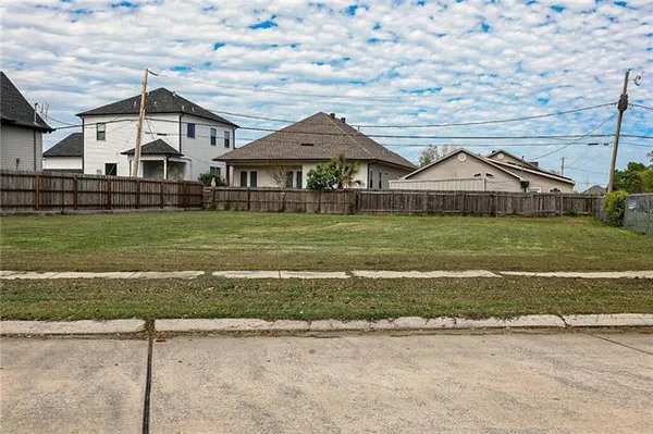 $69,999 | 309 Cougar Drive, Arabi, LA 70032