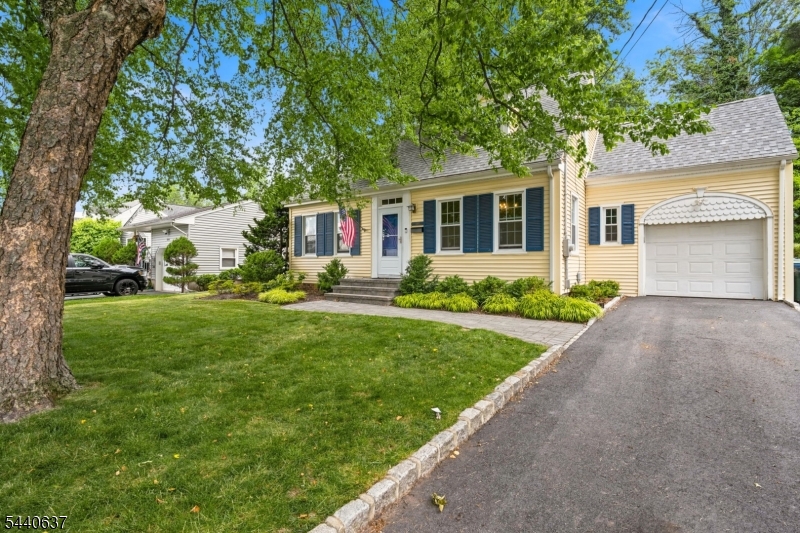 688 Greenbrook Road North Plainfield, NJ 07063 - Photo 3 of 37