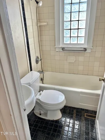 $1,500 | 1257 East Center Street, Unit 16, Kingsport, TN 37660