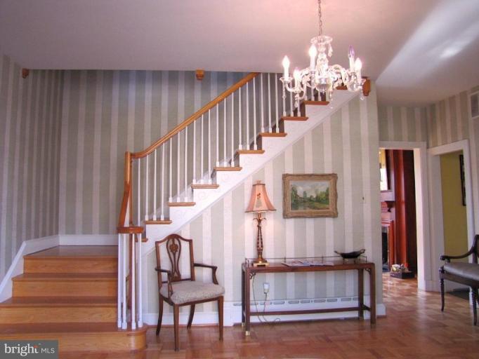 1613 Brookside Road McLean, VA 22101 - Photo 7 of 18 Entrance / Foyer