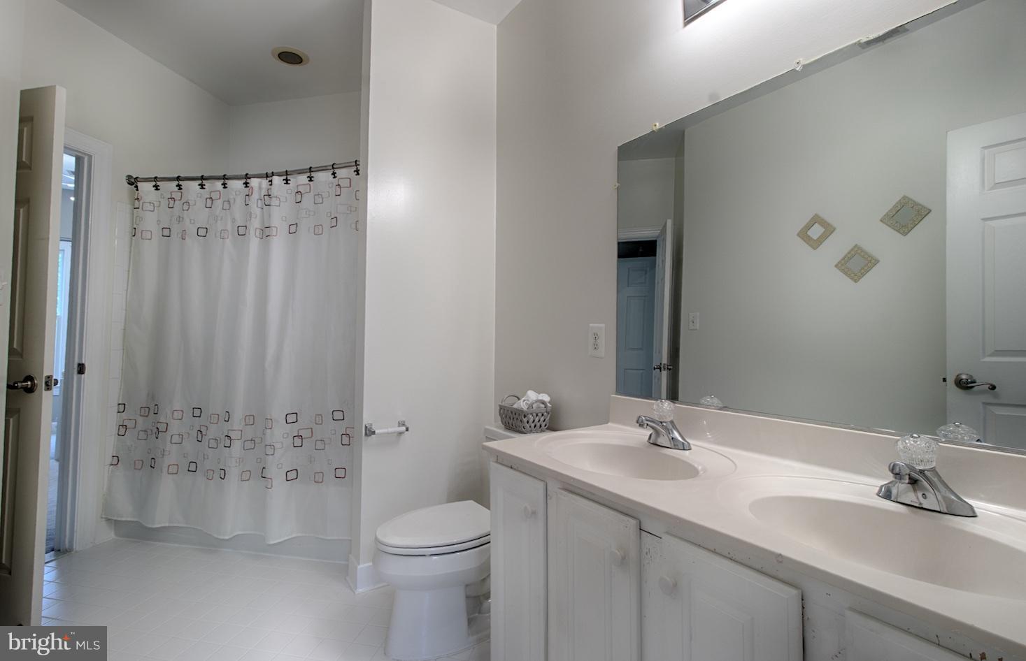 7365 Hunters Oak Court Springfield, VA 22150 - Photo 18 of 27 Jack and Jill bath
