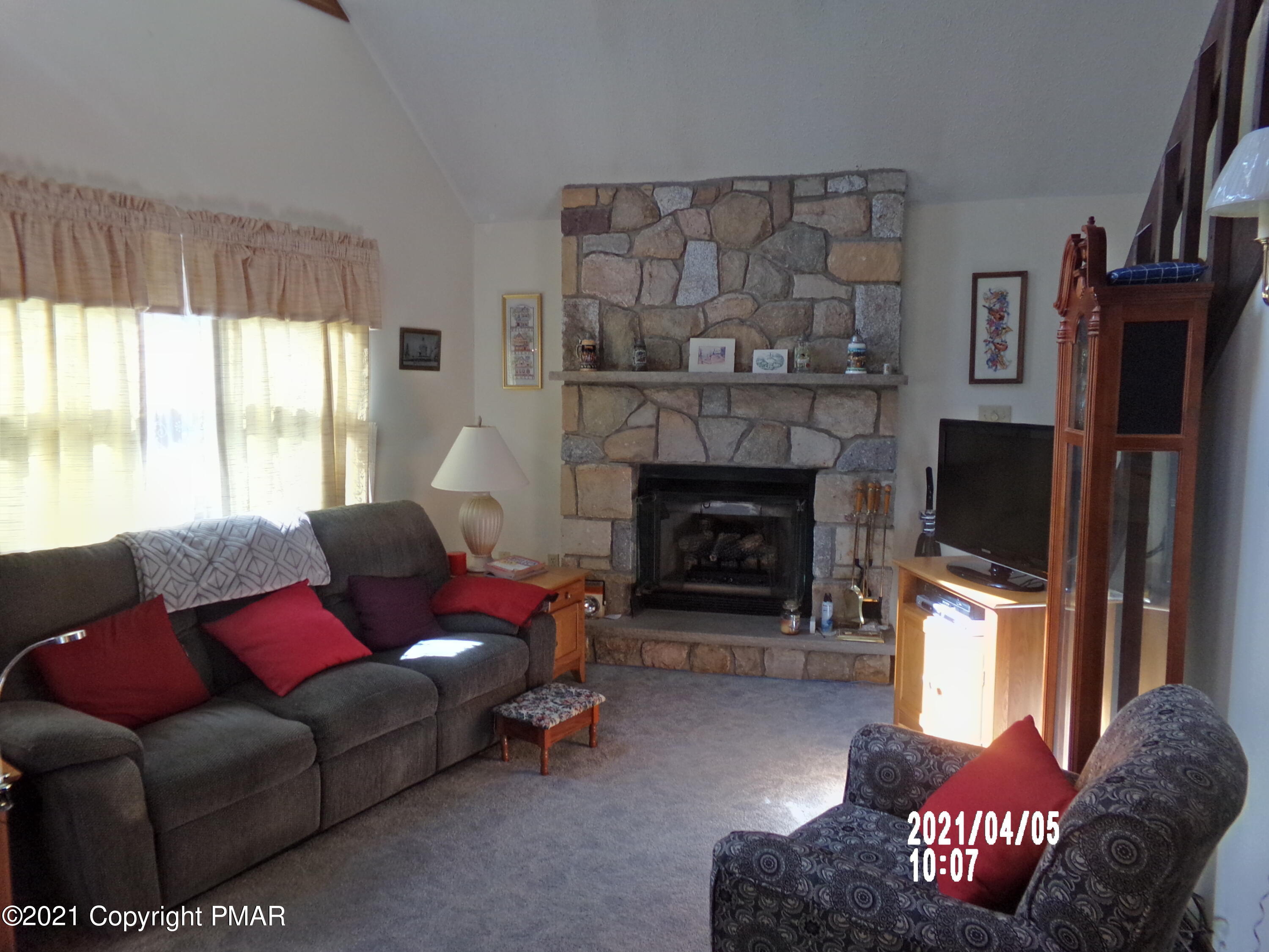187 King Arthur Road Blakeslee, PA 18610 - Photo 15 of 37 Living Room