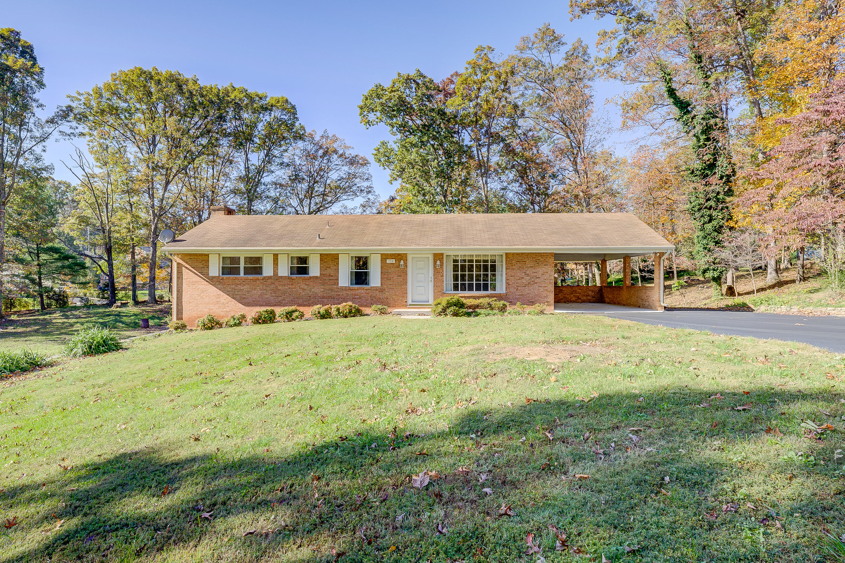 714 Tyler Road Salem, VA 24153 - Photo 2 of 33 79