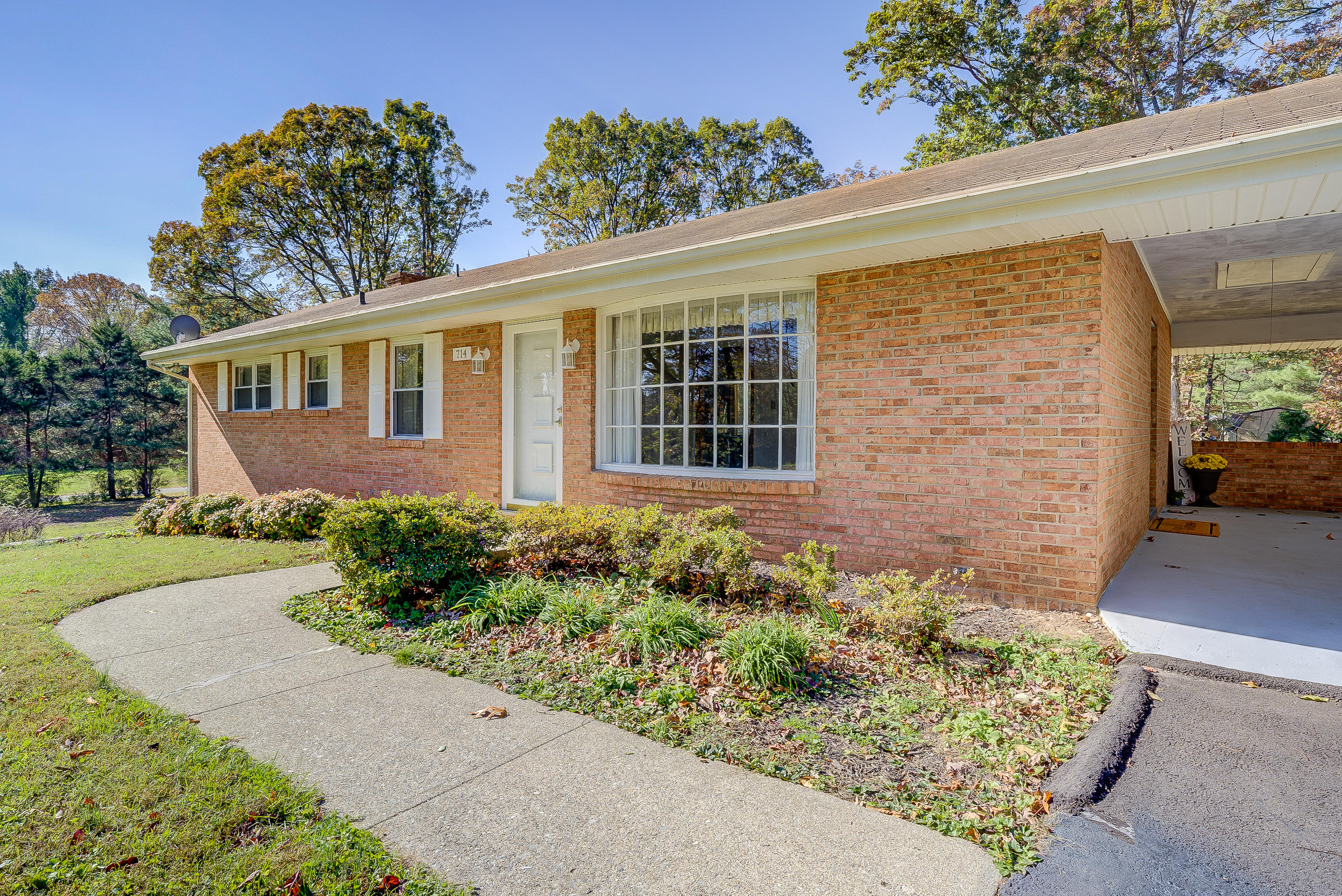 714 Tyler Road Salem, VA 24153 - Photo 3 of 33 90