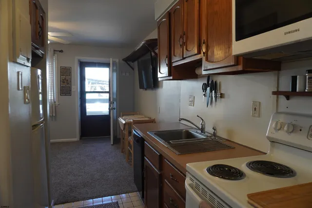a kitchen that has a stove and a refrigerator