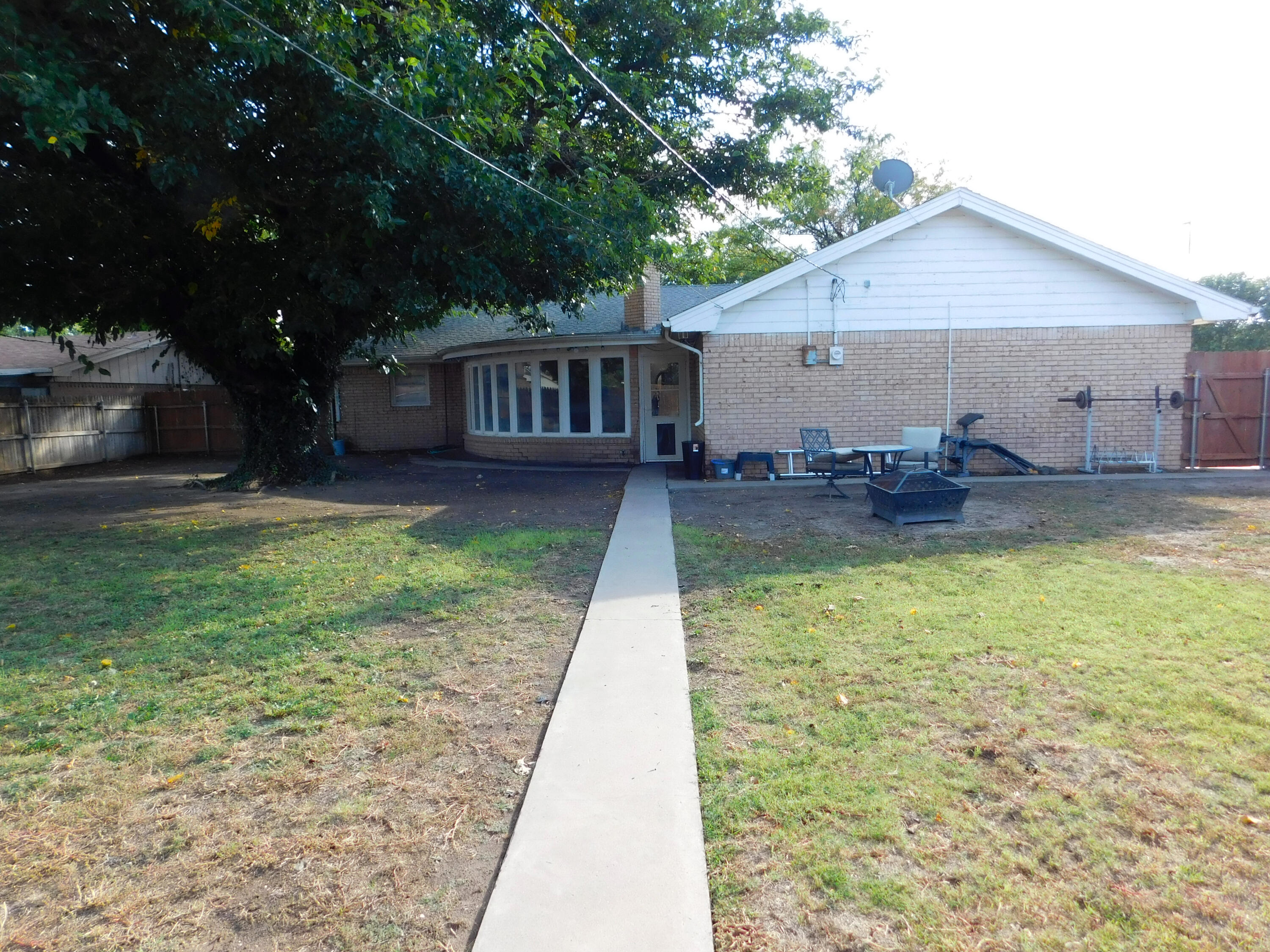 1730 West Ave F Muleshoe, TX 79347 - Photo 27 of 32 a front view of house with a garden