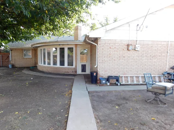 a view of a yard in front of the house