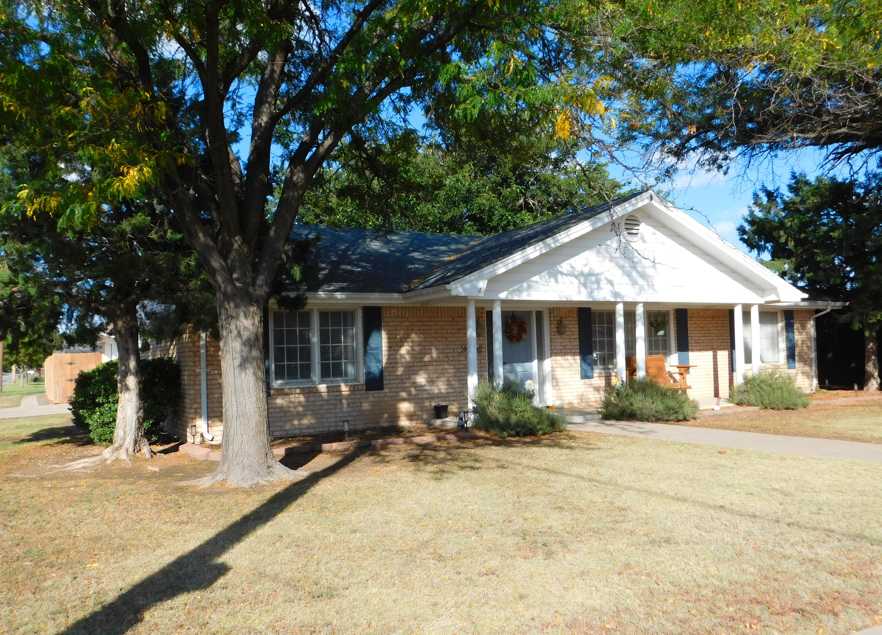 1730 West Ave F Muleshoe, TX 79347 - Photo 5 of 32 a front view of a house with a yard