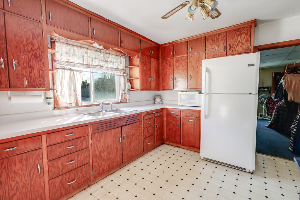 1423 South 14th Street Manitowoc, WI 54220 - Photo 11 of 24 IMG_5087