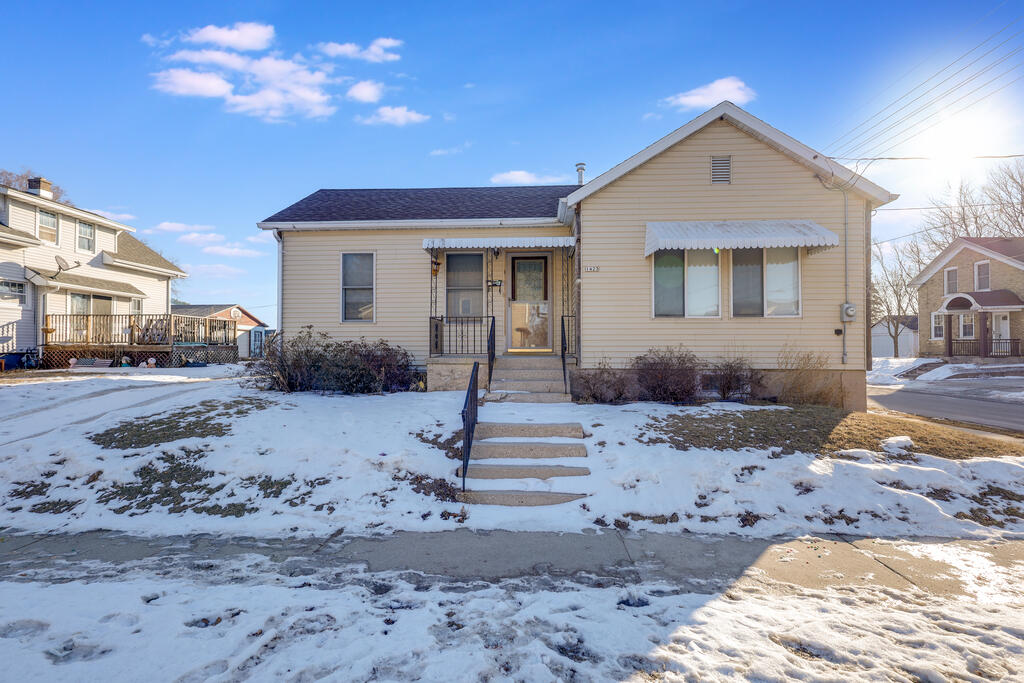 1423 South 14th Street Manitowoc, WI 54220 - Photo 2 of 24 IMG_5049