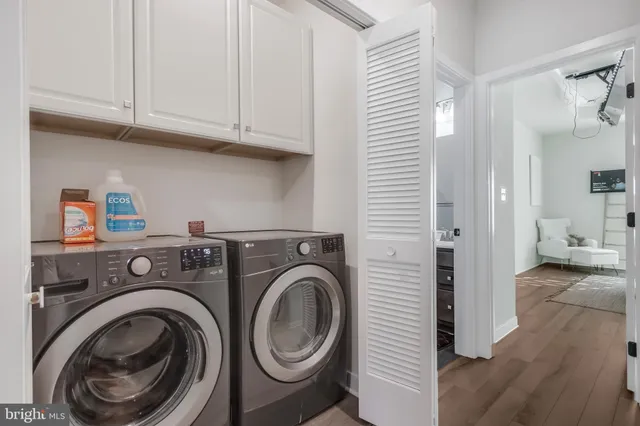 a view of entryway with washer and dryer