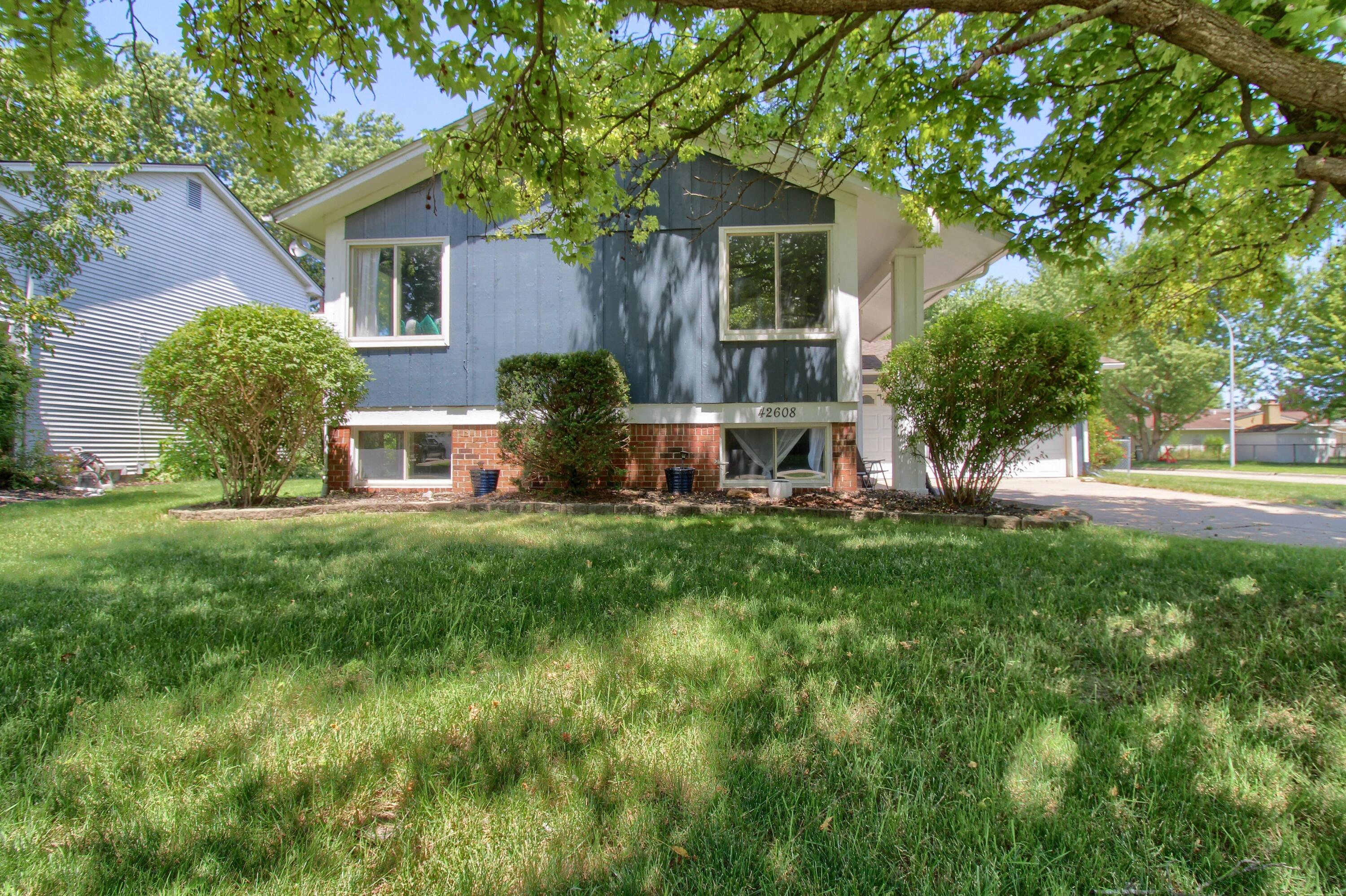 42608 Hanford Road Canton, MI 48187 - Photo 3 of 32 2-Front-2nd-View