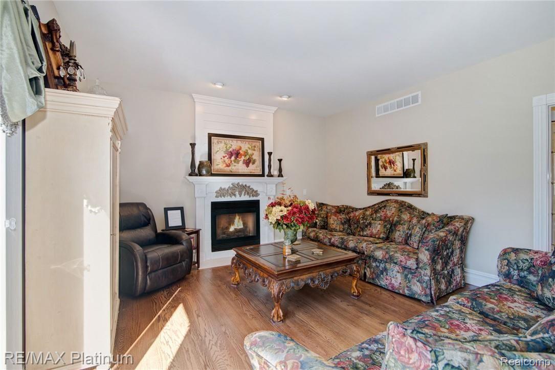 629 Brighton Lake Road Brighton, MI 48116 - Photo 13 of 45 Great room view 2