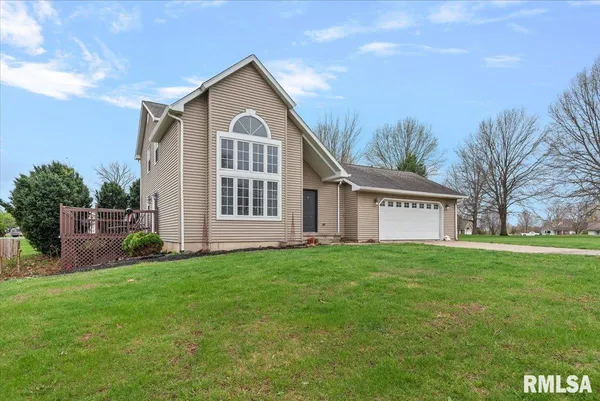 $315,000 | 17296 Woodland Lakes Drive, Petersburg, IL 62675
